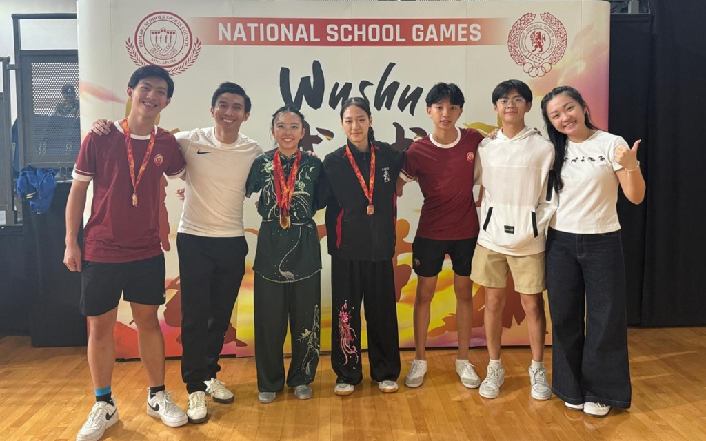 Chen Xin Yue with her teammates and coaches